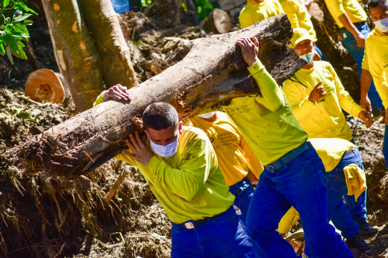 Privados de libertad apoyan en remover los escombros que dejó el deslave en Nejapa privados-de-libertad-apoyan-a-remover-los-escombros-que-dejo-el-deslave-en-nejapa